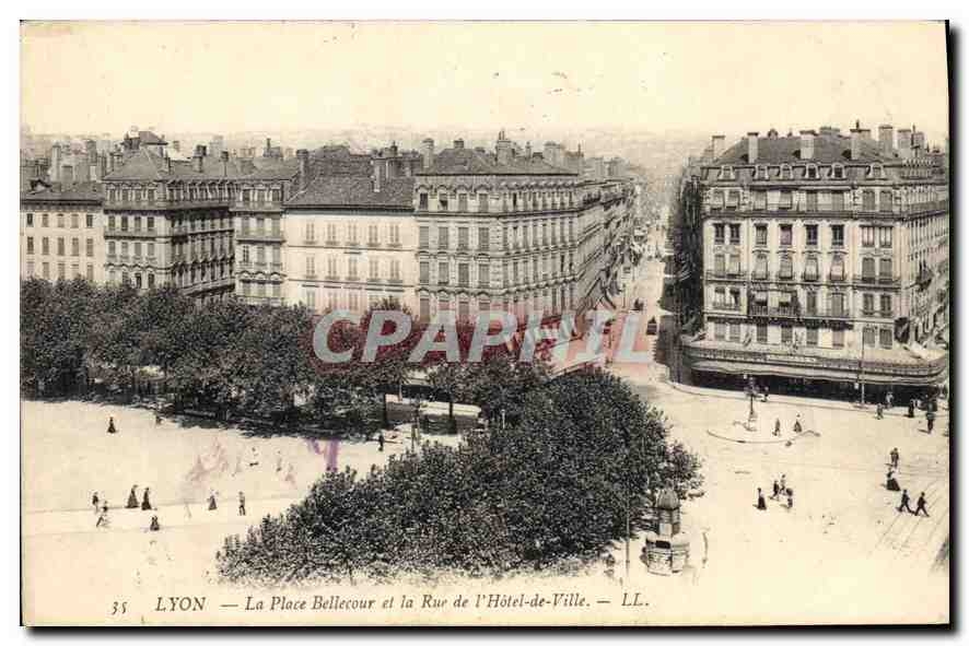 CPA Lyon La Place Bellecour et la Rue de l'Hotel de Ville 