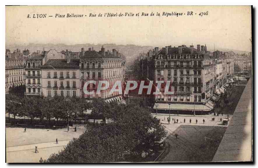 CPA Lyon Place Bellecour Rue de l'Hotel de Ville et Rue de la Republique 