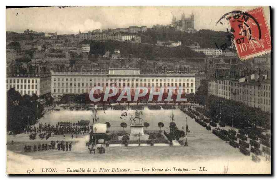 CPA Lyon Ensemble de la Place Bellecour Une Revue des Troupes Militaria