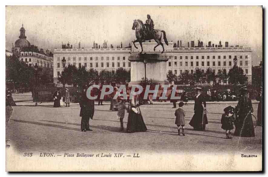 CPA Lyon Place Bellecour et Louis XIV
