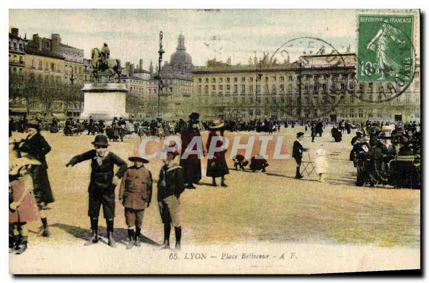 CPA Lyon Place Bellecour Enfants