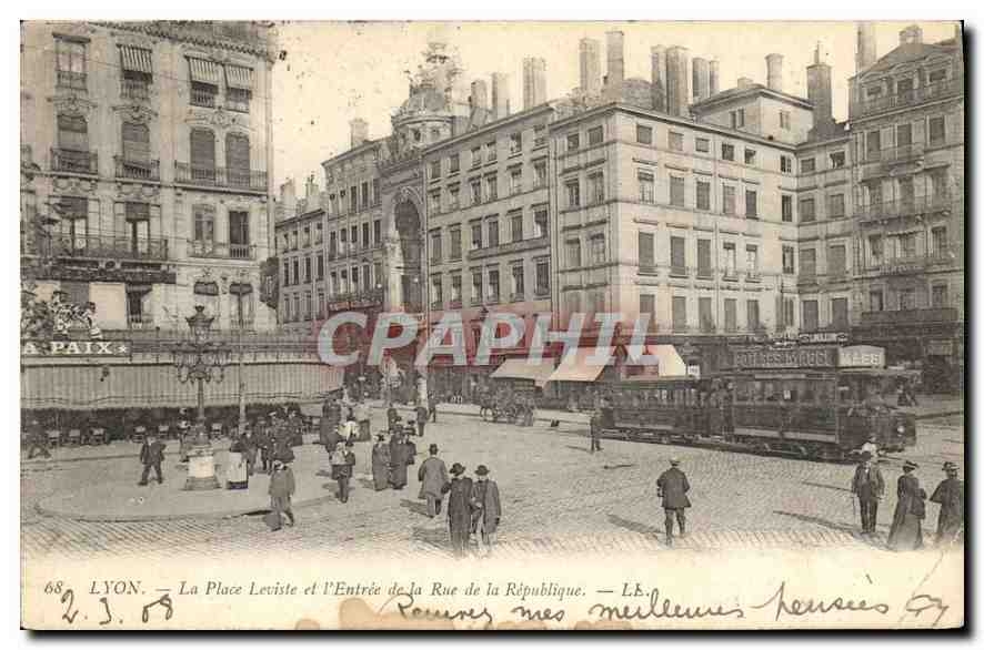 CPA Lyon La Place Leviste et l'Entree de la Rue de la Republique Tramway