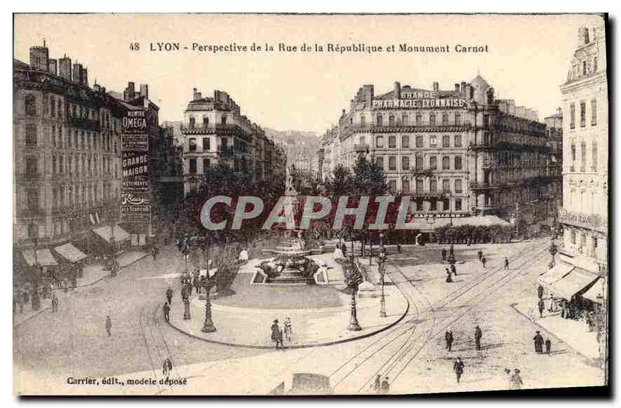CPA Lyon Perspective de la Rue de la Republique et Monument Carnot