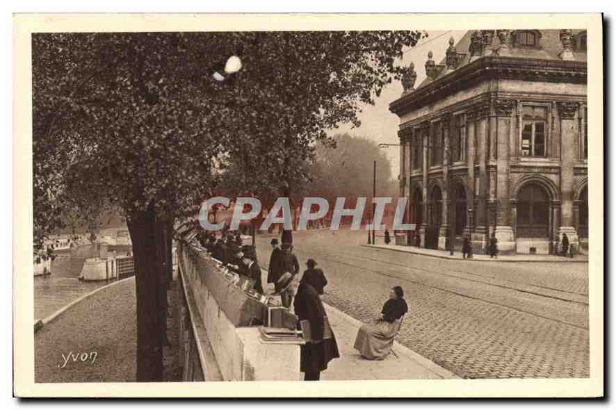 CPA Paris Les Bouquinistes du Quai de Conti A droite Institut de France