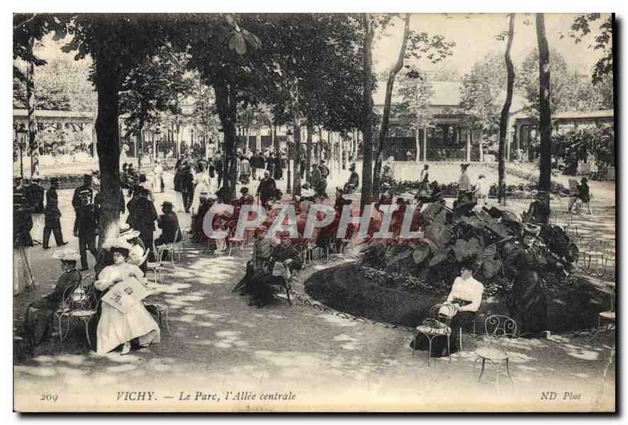 CPA Vichy Le Parc l'Allee centrale 