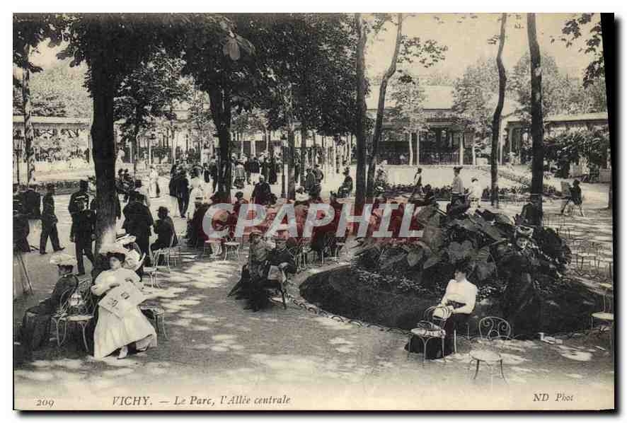CPA Vichy Le Parc l'Allee centrale 