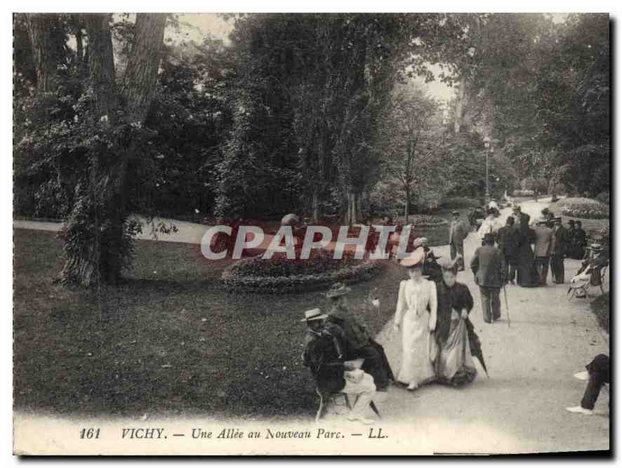 CPA Vichy Une Allee au Nouveau Parc 