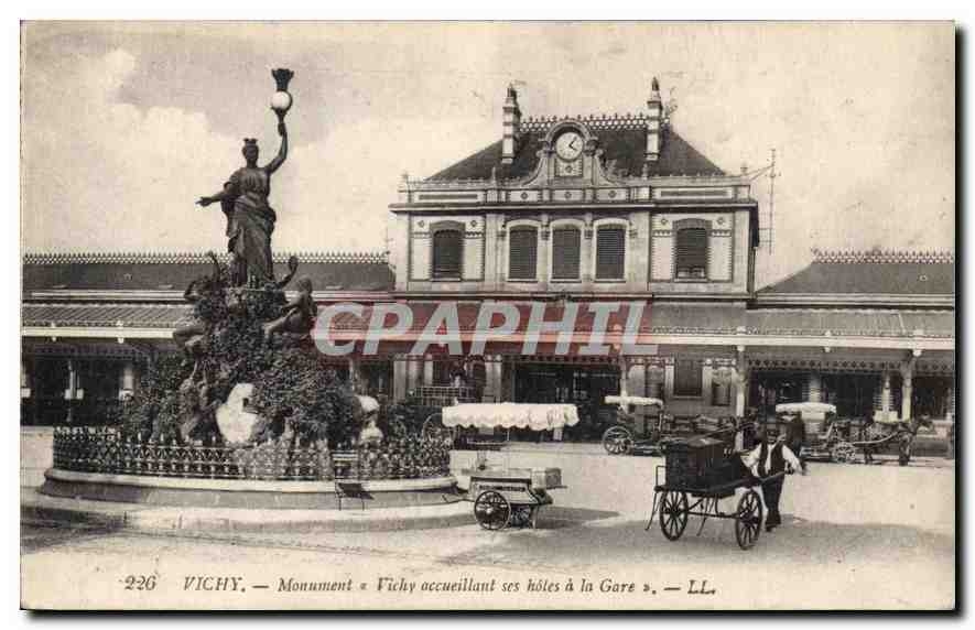 CPA Vichy Monument Vichy accueillant ses holes a la Gare 