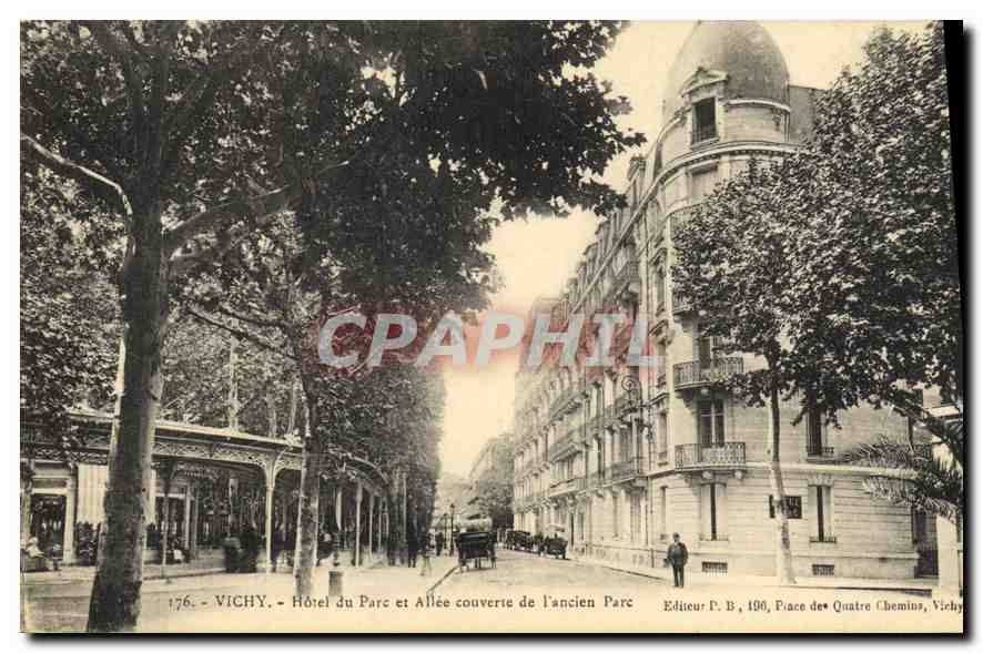CPA Vichy Hotel du Parc et Allee couverte de l'ancien Parc 