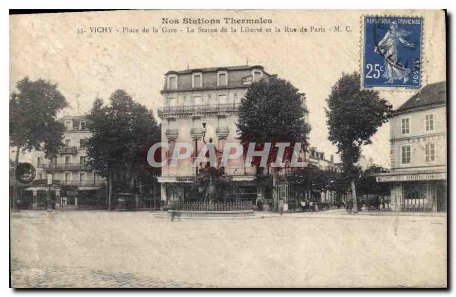 CPA Nos Stations Thermales Vichy Place de la Gare La Statue de la Liberte et la Rue de Paris 