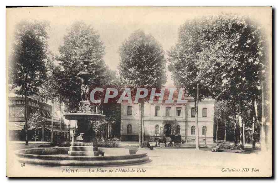 CPA Vichy La Place de l'Hotel de Ville 