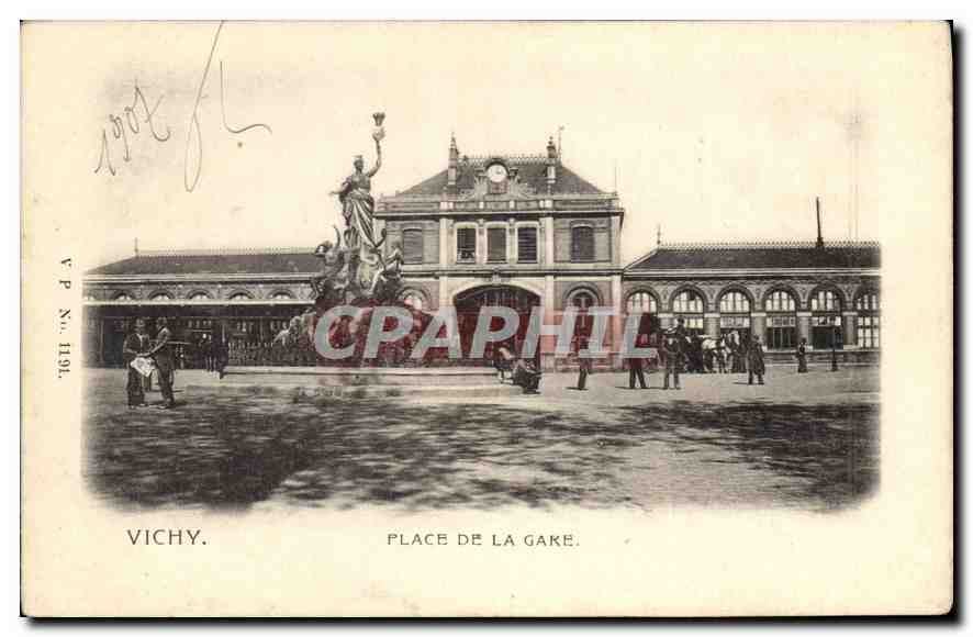 CPA Vichy Place de la Gare 