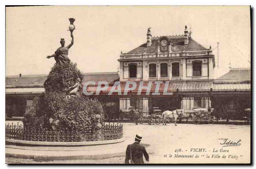 CPA Vichy La Gare et le Monument de la Ville de Vichy 