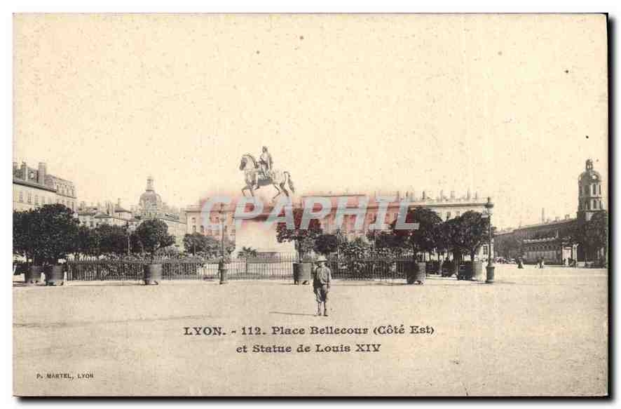CPA Lyon Place Bellecour Cote Esd et Statue de Louis XIV 