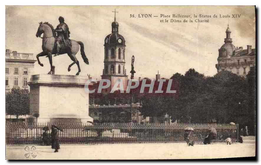 CPA Lyon Place Bellecour la Statue de Louis XIV et le Dome de la Charite 