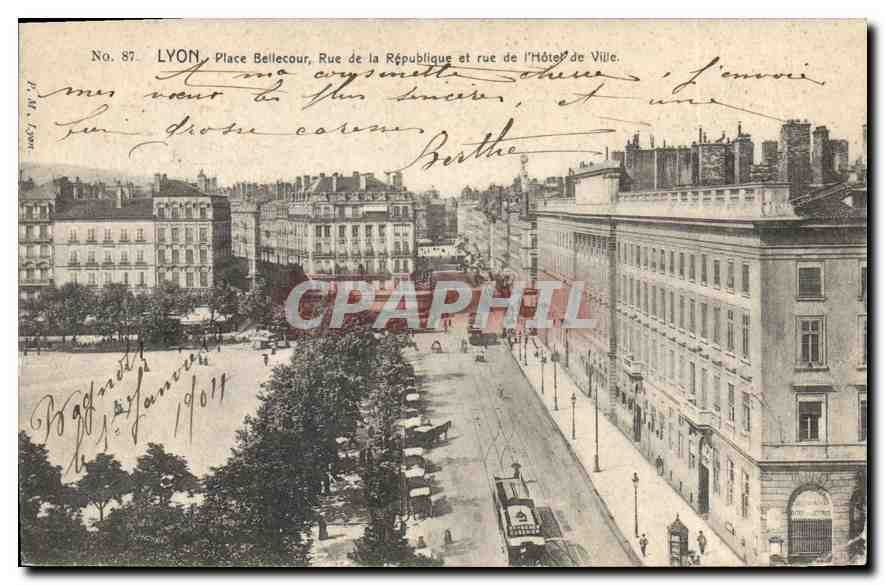 CPA Lyon Place Bellecour Rue de la Republique et rue de l'hotel de ville Tramway