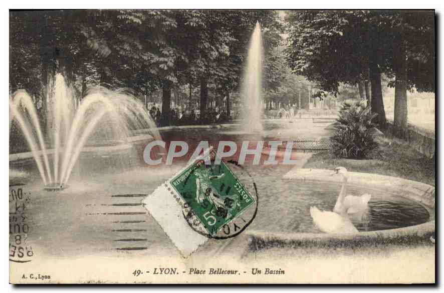 CPA Lyon Place Bellecour Un Bassin 