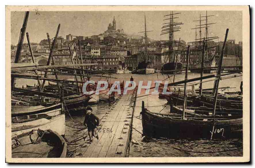 CPA Marseille B du R Vue generale sur le Vieux Port et la Ville 