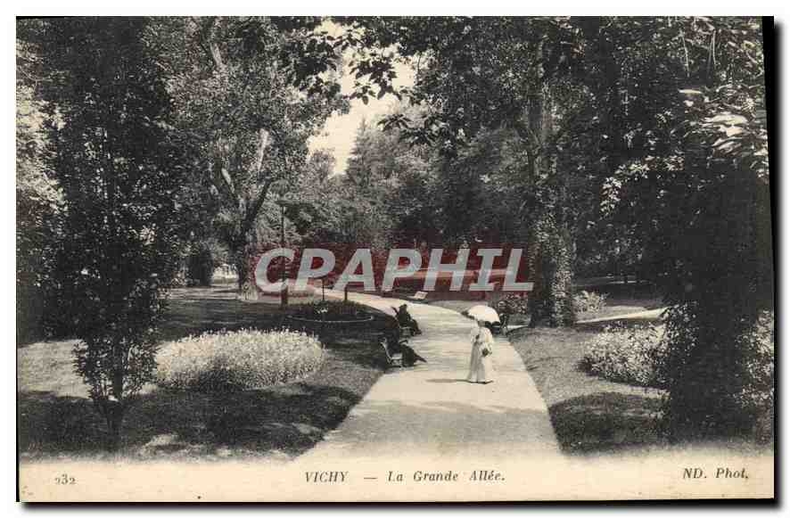 CPA Vichy La Grande Allee 
