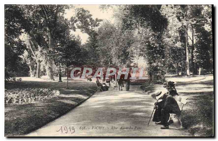 CPA Vichy Une Allee Parc 