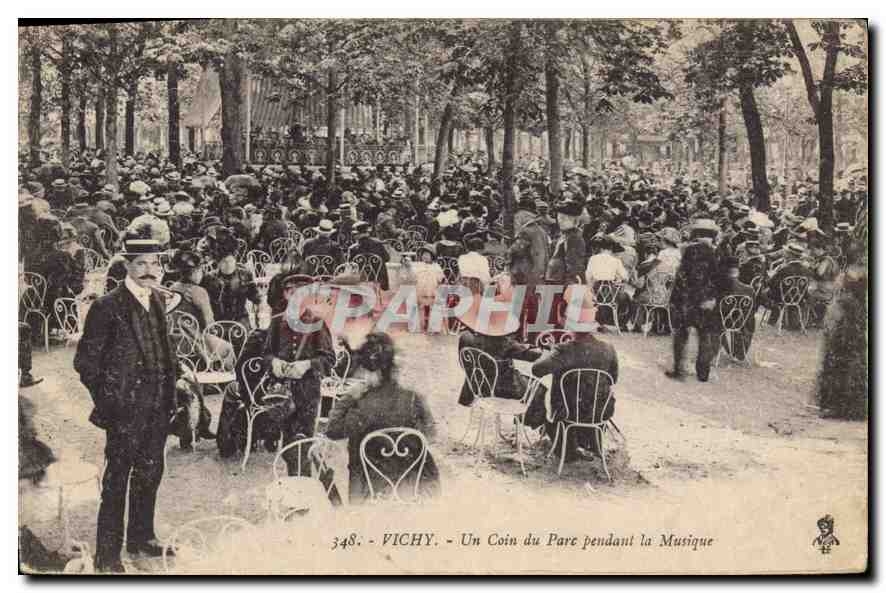 CPA Vichy Un Coin du Parc pendant la Musique 