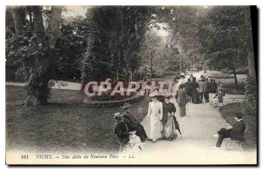 CPA Vichy Une Allee du Nouveau Parc 