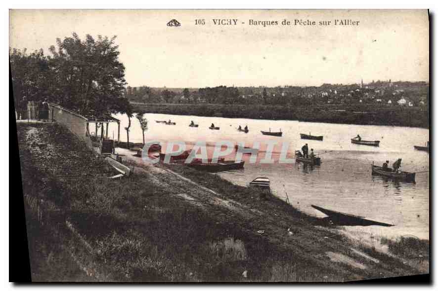 CPA Vichy Barques de Peche sur l'Allier 