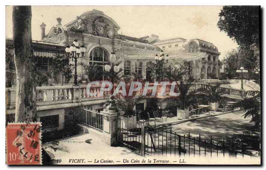 CPA Vichy Le Casino Un Coin de la Terrasse 