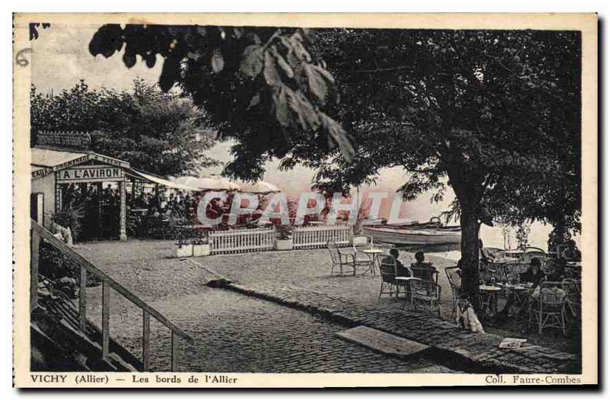 CPA Vichy Allier Les bords de l'Allier A l'aviron