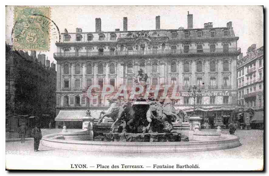 CPA Lyon Place des Terreaux Fontaine Bartholdi
