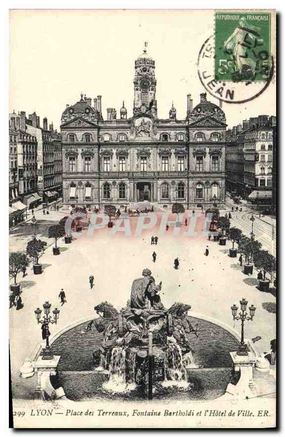 CPA Lyon Place des Terreaux Fontaine Bartholdi et Hotel de Ville