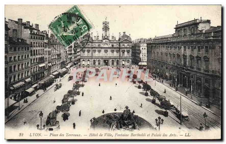 CPA Lyon Place des Terreaux Hotel de Ville Fontaine Bartholdi et Palais des Arts