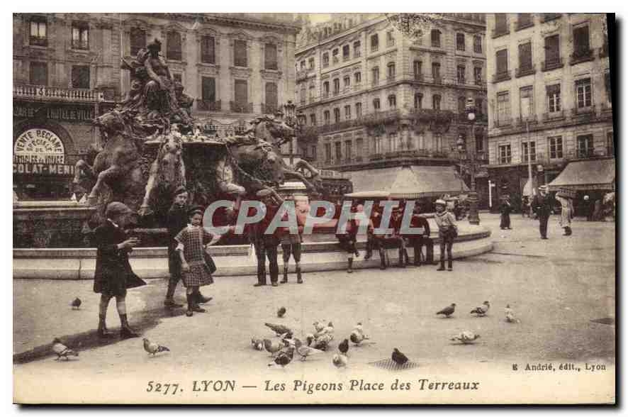 CPA Lyon Les Pigeons Place des Terreaux Enfants