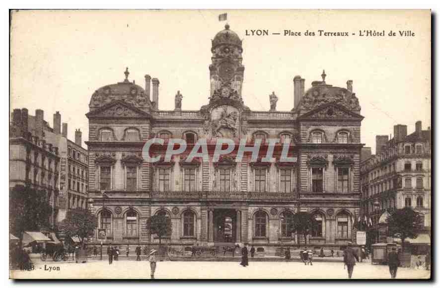 CPA Lyon Place des Terreaux Hotel de Ville