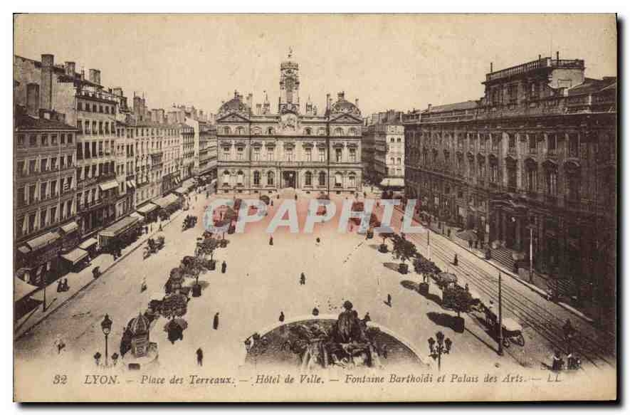 CPA Lyon Place des Terreaux Hotel de Ville Fontaine Bartholdi et Palais des Arts