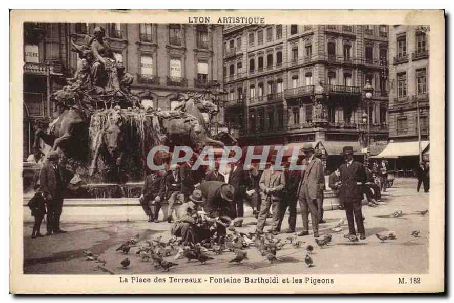 CPA Lyon Place des Terreaux Fontaine Bartholdi et les Pigeons