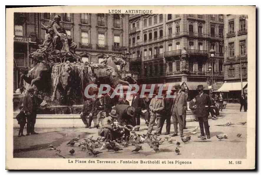CPA Lyon artistique Place des Terreaux Fontaine Bartholdi et les Pigeons