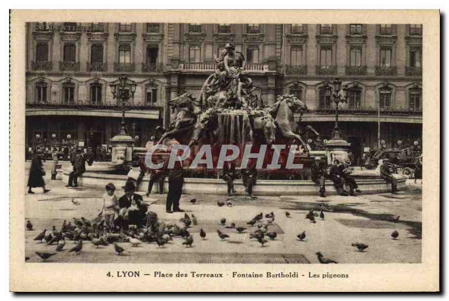 CPA Lyon Place des Terreaux Fontaine Bartholdi et les Pigeons