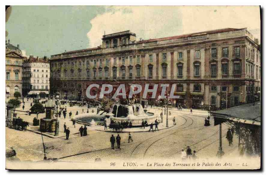 CPA Lyon La Place des Terreaux et le Palais des Arts
