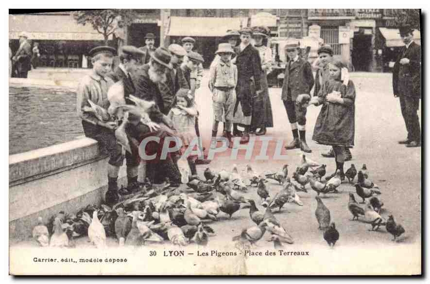 CPA Lyon Les Pigeons Place des Terreaux
