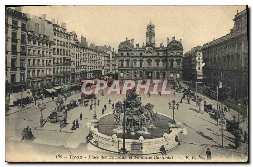 CPA Lyon La Place des Terreaux et Fontaine Bartholdi
