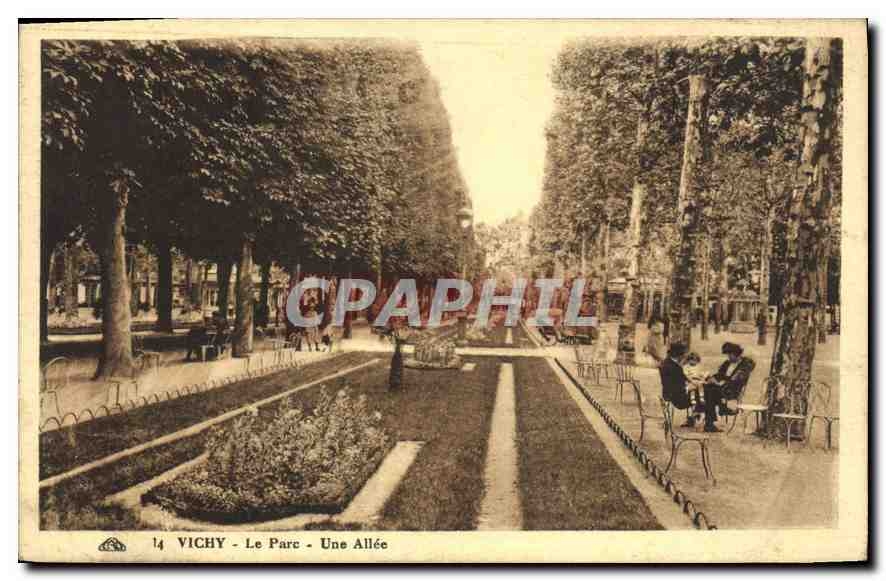 CPA Vichy Le Parc Une Allee