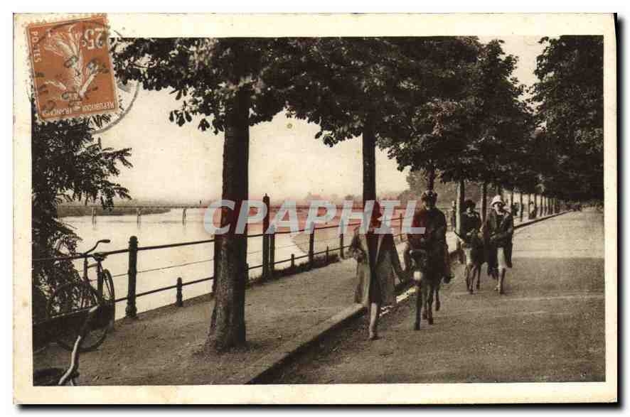 CPA Vichy Promenades  sur les Quais de l'Allier