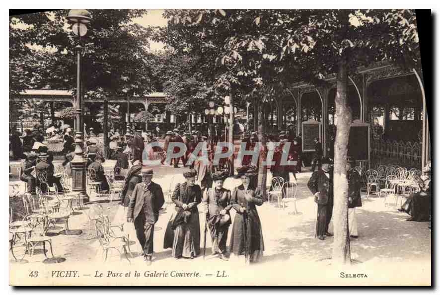 CPA Vichy  Le Parc et la Galerie Couverte