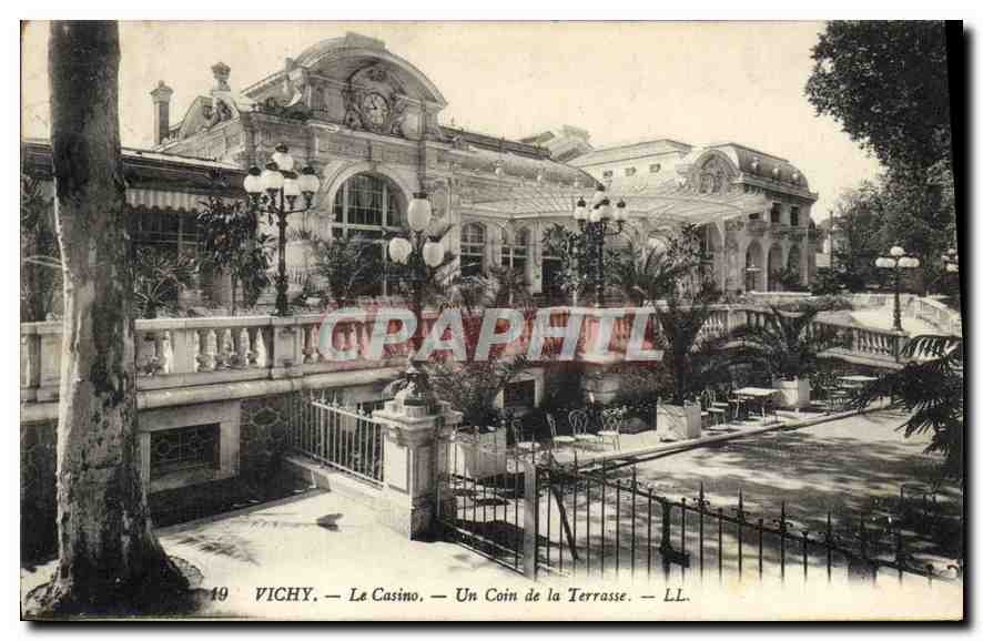 CPA Vichy Le Casino Un coin de la Terrasse