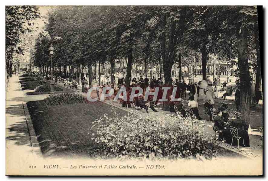 CPA Vichy Les Parterres et l'Allee Centrale