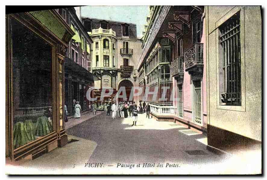 CPA  Vichy Passage et Hotel des Postes