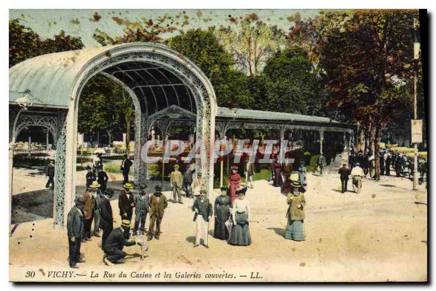 CPA Vichy La Rue du Casino et les Galeries couvertes