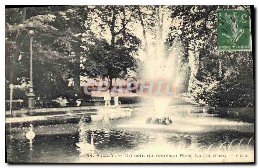 CPA Vichy Un Coin du nouveau Parc le Jet d'eau