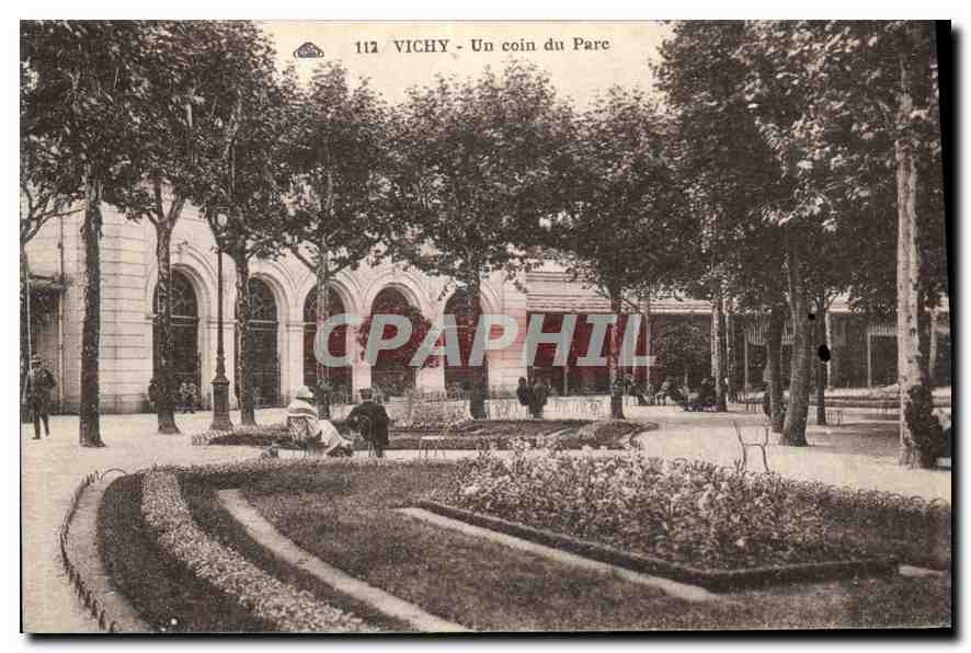 CPA Vichy Un coin du Parc